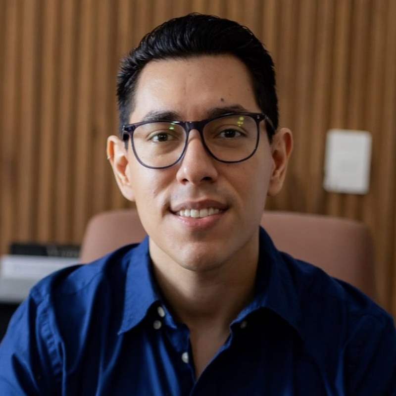 Dr. Manuel Alejandro Jiménez Pérez en su consultorio