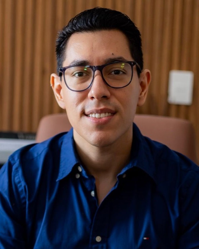 Dr. Manuel Alejandro Jiménez Pérez en su consultorio
